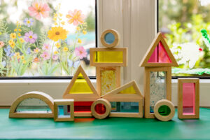 Bunte Holzbausteine am Fenster