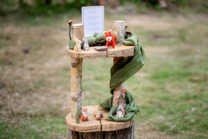 Jahreszeitentisch mit Waldtieren aus Holz und Filz